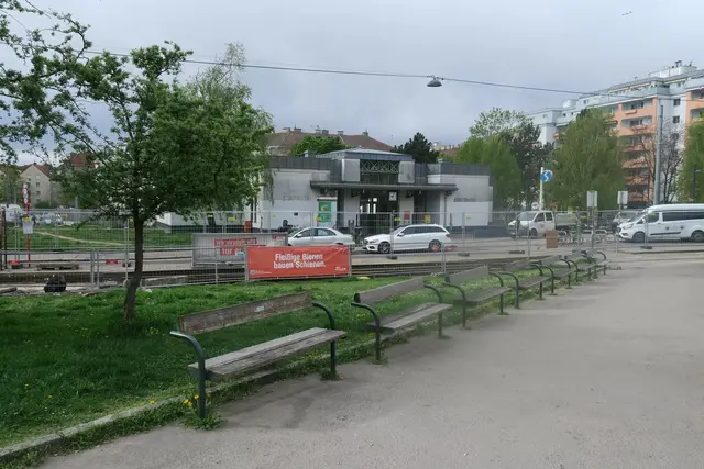 Der Vorplatz der S-Bahnstation Breitensee wird derzeit noch umgebaut. Im Frühling 2026 soll es ein Eröffnungsfest geben. | Foto: Patricia Hillinger/MeinBezirk