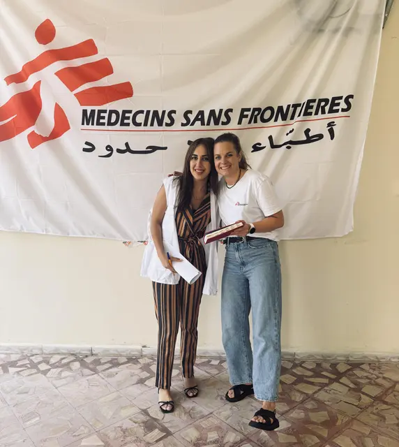 Verena Prinz, rechts am Bild, mit einer Kollegin an ihrem Arbeitsplatz in Nabatieh, Libanon. | Foto: Verena Prinz