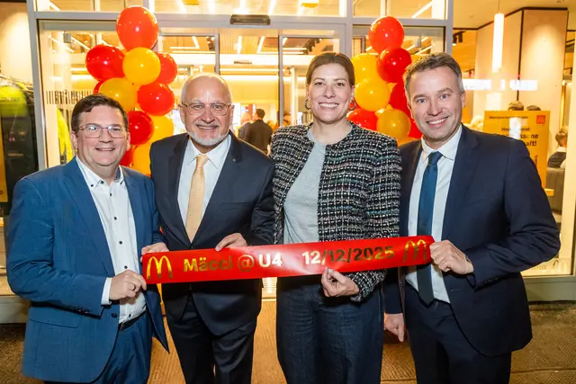 McDonald’s Franchisenehmer und Gastgeber Martin Spörker (2.v.l.) lud am Vorabend zum feierlichen Eröffnungsempfang – unter den geladenen Gästen waren auch Bezirksvorsteher Wilfried Zankl (links), AMS-Vorstandsvorsitzender Johannes Kopf (rechts) und McDonald’s Managing Direktorin Ellen Staudenmayer (2.v.r.). | Foto: McDonald’s Österreich