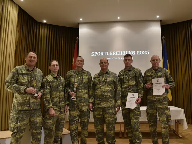 Vizeleutnant REDL Guido (2. Platz Mannschaftsorientierungslauf), Wachtmeister UHLIG Duncan (2. Platz Mannschaftsorientierungslauf), Vizeleutnant PIMPERL Klaus (2. Platz Mannschaftsorientierungslauf), NÖ Militärkommandant Brigadier Georg Härtinger, Offiziersstellvertreter BITTERMANN Egon (Leistungsabzeichen Militärischer Wintermehrkampf in Bronze), Vizeleutnant SCHINNERL Gerd (Leistungsabzeichen Militärischer Wintermehrkampf in Bronze) - Amstetten (Ostarrichi-Kaserne) | Foto: ÖSTERREICHISCHES BUNDESHEER - Militärkommando NÖ