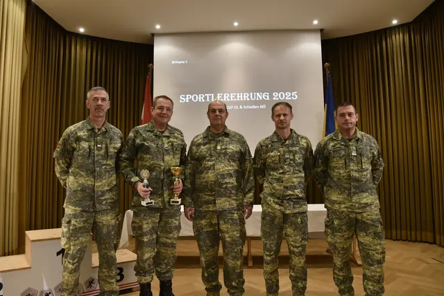 Vizeleutnant MÜLLAUER Andreas (3. Platz Schießen Altersklasse 50), Oberst SCHLAPSCHY Julius (1. Platz Schießen mit dem Sturmgewehr), NÖ Militärkommandant Brigadier Georg Härtinger, Offiziersstellvertreter SCHLERITZKO Harald (2. Platz Orientierungslauf Altersklasse 50), Offiziersstellvertreter BACHTROG Josef (7. Platz Orientierungslauf Fortgeschritten Lang) - Zwettl (Tüpl-Allentsteig) | Foto: ÖSTERREICHISCHES BUNDESHEER - Militärkommando NÖ