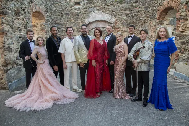 STARS in GARS – Unterreiner &amp; Friends

Ein Sommernachtstraum der Musik auf der Burg Gars
Utl.: Stars aus Oper, Musical, Pop und Klassik begeisterten gestern beim großen Open-Air-Event. Die Aufzeichnung ist heute Abend auf ORF III zu erleben. | Foto: Alexander Ch. Wulz