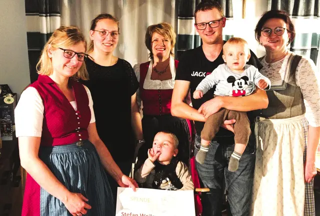 Die Goldhaubengruppe zu Gast bei der Familie Weilguny in Liebenau. | Foto: Goldhauben