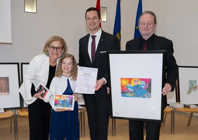Der Siegerin in der Kategorie Volksschulen Victoria Glasner (VS Sallingberg, 2.v.l.) gratulierten Landeshauptfrau Johanna Mikl-Leitner, Bildungsdirektor Karl Fritthum sowie Fachinspektor und Juryvorsitzender Andreas Gruber. | Foto: NLK Burchhart