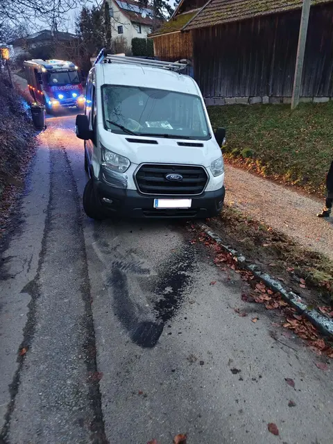 Der Transporter saß auf und konnte sich nicht mehr bewegen. | Foto: FF Obernberg