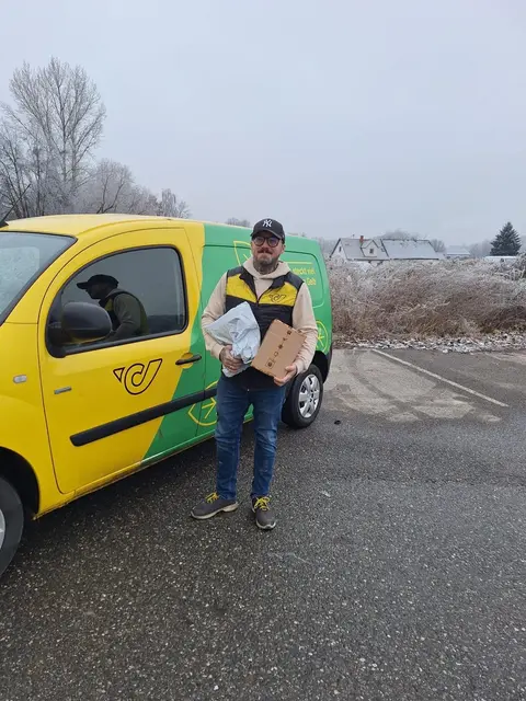 Seit mittlerweile vier Jahren ist Lukas Otti als Postler im Dienst. Besondere Freude bringt ihm das Arbeiten an der frischen Luft. | Foto: Privat