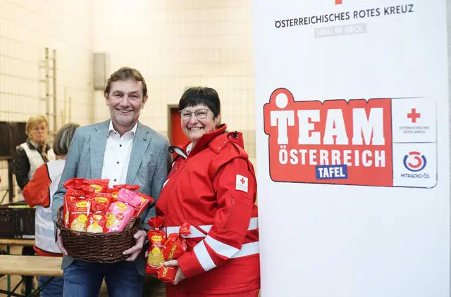  Rückblick - Symbolische Übergabe der Weihnachts-Lebensmittelspende 2024 vor Ort bei „Team 
Österreich Tafel“ in Hall. v.l.n.r. GF Stefan Recheis, Sylvia Kranebitter  (Referentin GSD) | Foto: Rotes Kreuz Tirol/ Rettenbacher)