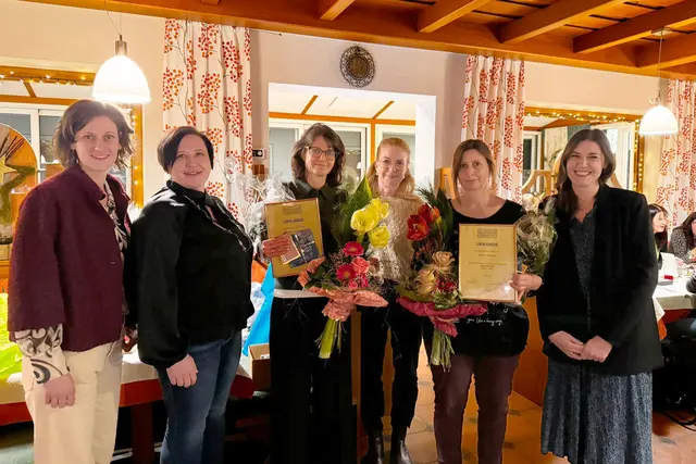 Vorstand Gisela Mausser, Vorstand Astrid Martinovics, Carina Christler (20-jährige Tätigkeit als Tagesmutter in Telfs), Leiterin der Bildungsabteilung der Marktgemeinde Telfs Daniela Faistenauer, Petra Ewert (20-jährige Tätigkeit als Tagesmutter in Telfs) und Telfer Zweigstellenleiterin Barbara Hosp | Foto: Privat