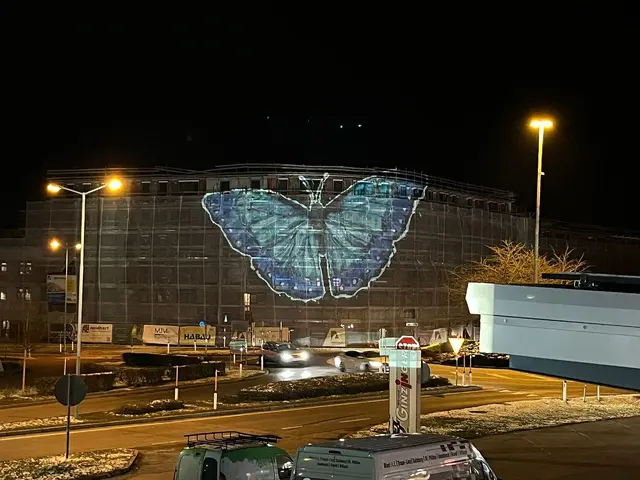 Die größte Gebäudeprojektion der Stadtgeschichte verwandelt den Alpenland Wohnbau in Oberwagram in eine leuchtende Kunstfläche. | Foto: Kurt Berger