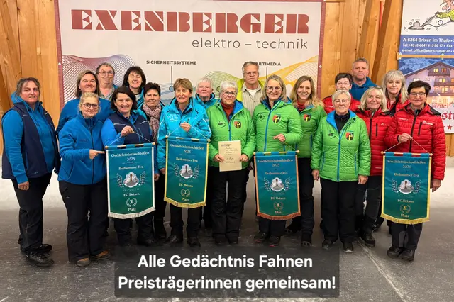 Die Fahnen-Preisträgerinnen 2. EC Brixen, 1. EC Reith bei Kitzbühel, 3. EC Oberndorf, 4. ESC Jochberg mit den Gratulanten. | Foto: Michaela Schipflinger