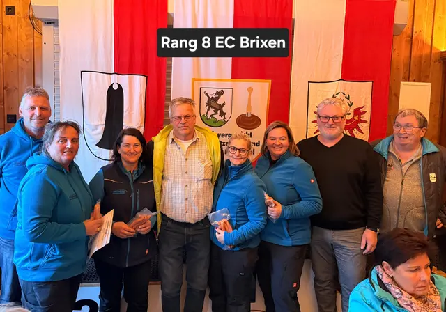 Katrin Straßer, Geli Bachler, Moni Hehenberger und Kerstin Hölzl mit den Gratulanten. | Foto: Michaela Schipflinger