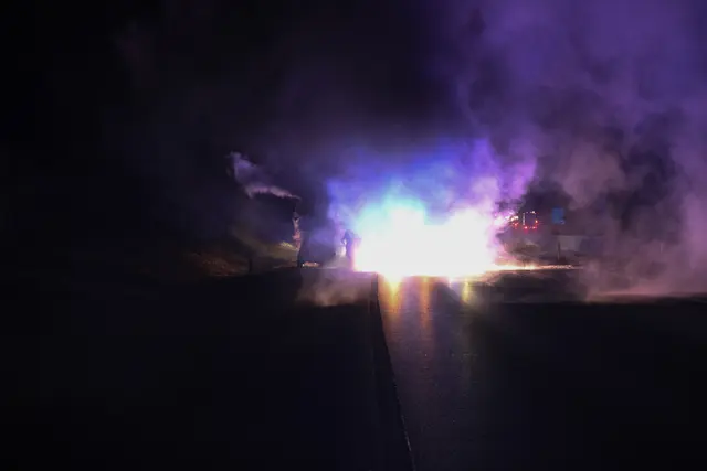 Fahrzeug auf der A8 Innkreisautobahn im Gemeindegebiet von Pichl bei Wels auf dem Pannenstreifen in Fahrtrichtung Passau komplett ausgebrannt. | Foto: laumat.at