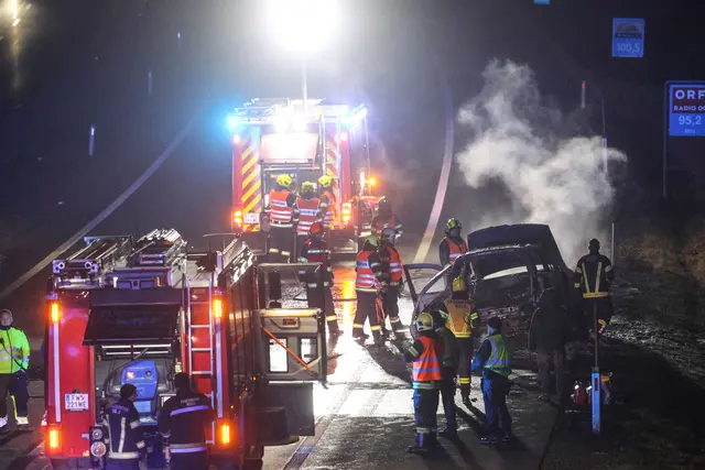 Fahrzeug auf der A8 Innkreisautobahn im Gemeindegebiet von Pichl bei Wels auf dem Pannenstreifen in Fahrtrichtung Passau komplett ausgebrannt. | Foto: laumat.at