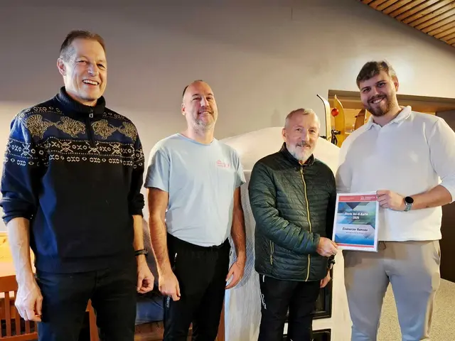 Im Rahmen der ÖFOL–Gala wurde die Orientierungssport-Karte „Eisenerzer Ramsau“ zur Besten der Saison 2025 gekürt. Im Bild: Günter Kradischnig, Viktor Hites, Wolfgang Neuhold und Marcus Kienbrink (v. l.) | Foto: STOLV