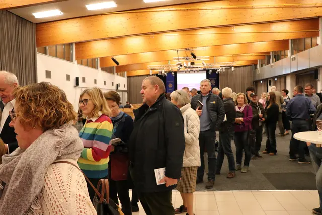 Die Besucherinnen und Besucher standen Schlange, um sich ein Buch signieren zu lassen. | Foto: Rotary | M. Krasnitzer