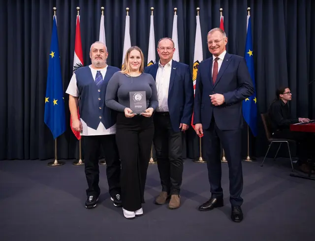 Hanna Esterer hat ihre Lehre am Stadtamt Braunau mit Auszeichnung abgeschlossen und wurde von Landeshauptmann Thomas Stelzer geehrt. Vater Robert Esterer (li.) und Bürgermeister Johannes Waidbacher gratulierten herzlich. | Foto: Land Oberösterreich/MM