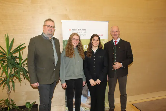 Die feierliche Ehrung mit Herbert Sieghartsleitner (Landesjägermeister OÖ), Christian Pfistermüller (Bezirksjägermeister Linz) mit Silvia Thaler und Sophie Mader in Elmberg | Foto: PR Team HBLA Elmberg