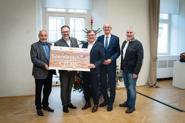 v.l.n.r. Herbert Peer (Koordinator von „Netzwerk Tirol hilft“), Fritz Kaltenegger (Geschäftsführer von café+co International), Günther Platter (Landeshauptmann a.D. und Obmann des „Netzwerk Tirol hilft“), Anton Mattle (Landeshauptmann) und Herbert Rieser (Gründer und Organisator der café+co Wirtschaftswanderung)
  | Foto:  Land Tirol/ Elisabeth Fitsch