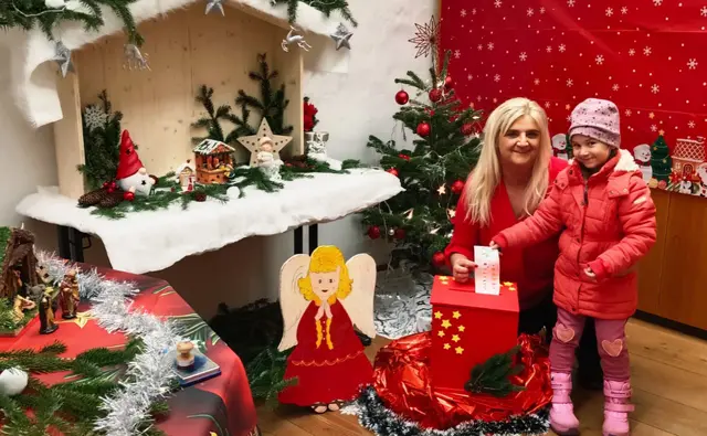 Hilde Juricka und Nives Ghafouri in der "Christkindl-Postamt". | Foto: Privat