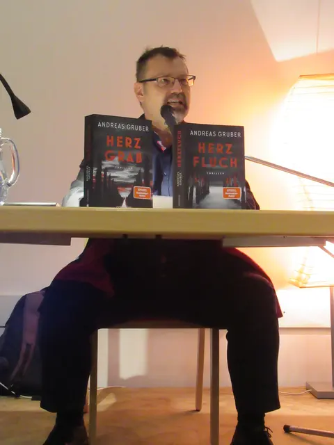 Gruber las aus seinem neuesten Werk "Herzfluch" einige Passagen vor. Dabei erläuterte er, wie er an die Arbeit herangeht und erzählte Anekdoten, die ihm im Zuge der Recherchen passierten.  | Foto: Pfarrbücherei Taufkirchen