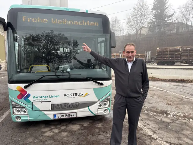 Buschauffeur Thomas Prisslan ist am 24. Dezember im Einsatz und wünscht seinen Fahrgästen am Display seines Busses „Frohe Weihnachten“. | Foto: MeinBezirk