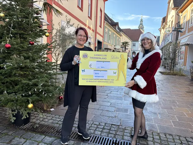Der Lions Club Thermenland finanziert das dringend benötigte Autorefraktormeterzur Vormessung beim Sehtest. Hier die symbolischen Scheckübergabe von Petra Klement (r.) an Romana Loidl. | Foto: Margot Jeitler
