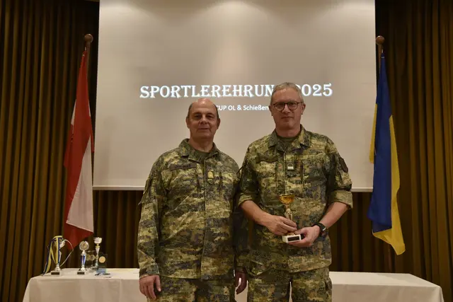 NÖ Militärkommandant Brigadier Georg Härtinger, Vizeleutnant STIEFELBAUER Ernst (3. Platz Schießcup) - St.Pölten (Hess Kaserne) | Foto: ÖSTERREICHISCHES BUNDESHEER - Militärkommando NÖ