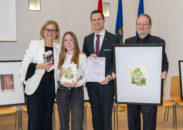 Der Siegerin in der Kategorie Sekundarstufe 2 Emma Ortner (BG/BRG Bruck an der Leitha, 2.v.l.) gratulierten Landeshauptfrau Johanna Mikl-Leitner, Bildungsdirektor Karl Fritthum sowie Fachinspektor und Juryvorsitzender Andreas Gruber. | Foto: NLK Burchhart
