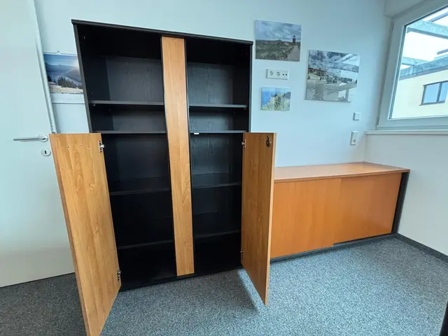 Wer hat ein Herz für diese Büromöbel? Sie werden im Pinzgau verschenkt.  | Foto: Ursula Voithofer