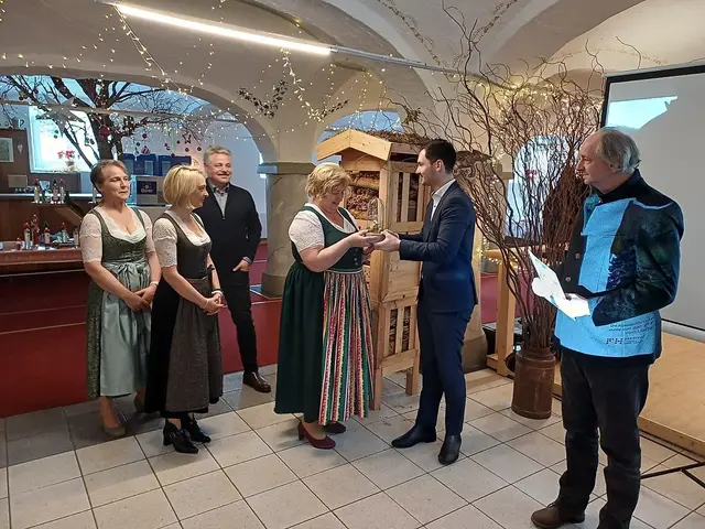 Reichmann bei der Preisübergabe für das Projekt "Arriacher Slow-Food-Garten".
 | Foto: Büro LR Reichmann