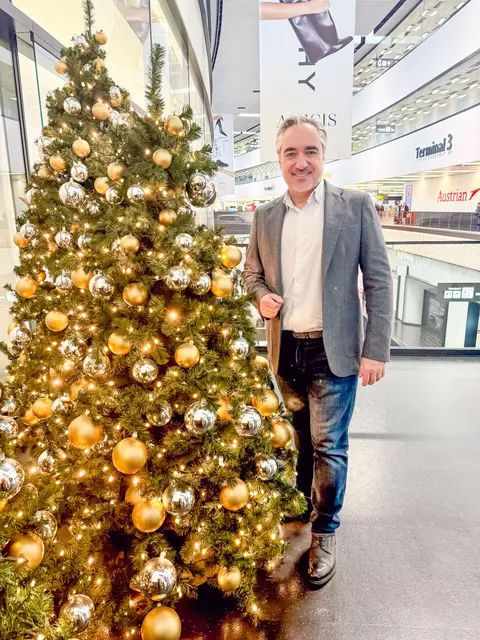 Pressesprecher Peter Kleemann in Weihnachtsstimmung am Flughafen Schwechat | Foto: Peter Kleemann