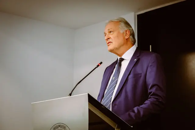 Rektor Peter Moser will nicht nur seine Enkelinnen für die Technik und den Bergbau begeistern. | Foto: Armin Russold