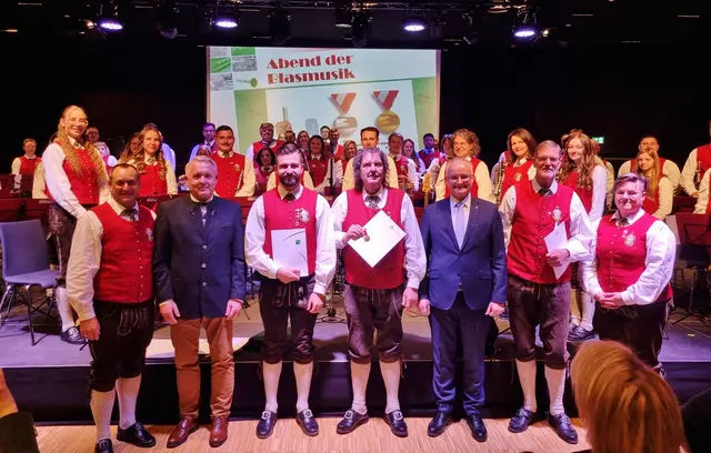 Obmann Hannes Karpjuk und Bgm. Manfred Komericky (beide li) mit den ausgezeichneten Mitgliedern der Musikkapelle Kalsdorf. | Foto: privat