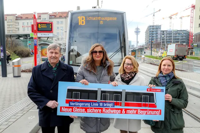 v. l.: Bezirkschef Erich Hohenberger, Mobilitätsstadträtin Ulli Sima (beide SPÖ), Alexandra Reinagl, Vorsitzende der Geschäftsführung der Wiener Linien und Angelika Pipal-Leixner, Mobilitätssprecherin Neos Wien. | Foto: Christian Fürthner