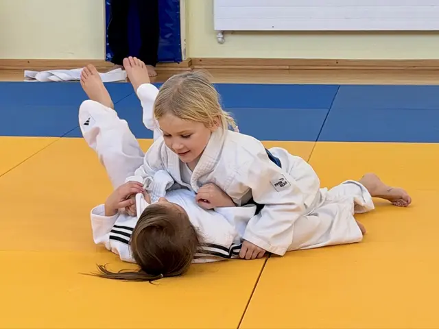 Leni hält mit Kesa-Gatame. | Foto: Judo Team Wängle