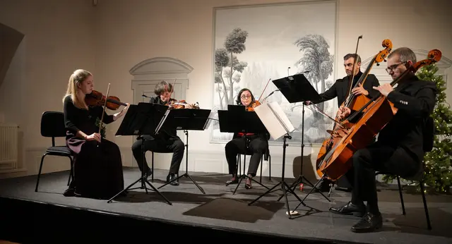 Die Wiener Kammersymphonie, die beim Saisonabschluss im Schloss Rohrau am 7. Dezember 2025 unter dem Titel „Märchenbilder“ Kammermusik interpretierten.  | Foto: Haydnregion NÖ