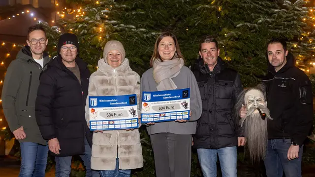 Von links: Kurt Reisinger, Manfred Tischler (beide DSG Union Gutau), Pamela Mara (Leiterin des Gutauer Kindergartens), Margit Chalupsky (Obfrau des Elternvereins) sowie Rüdiger Weidinger und Philip Mittmannsgruber (beide Gutauer Stoaperchten). | Foto: Erwin Pils