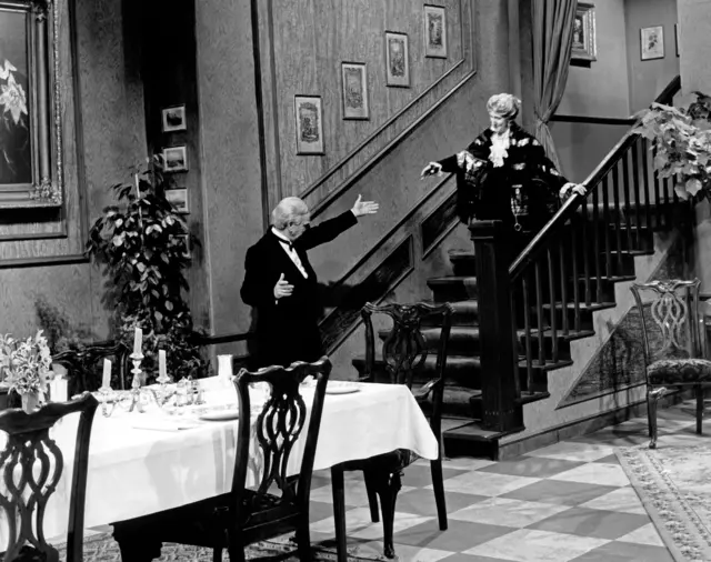 Freddie Frinton als Butler James und May Warden als Miss Sophie in dem Sketch "Dinner for One oder Der 90. Geburtstag" als Fernsehproduktion des NDR in Hamburg am 8. März 1963. | Foto: APA-Images / United Archives / Siegfried Pilz