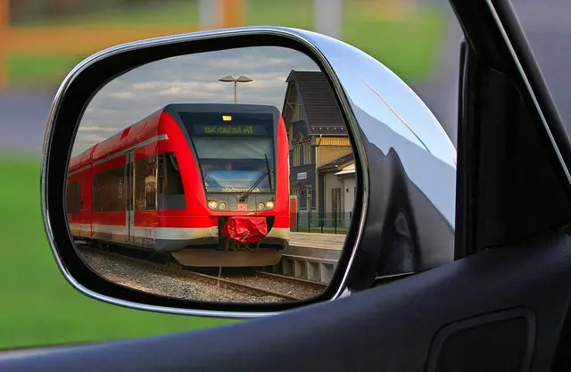 Was ist günstiger? Auto oder Klimaticket und welches Klimaticket passt zu deinem Pendlerverhalten? MeinBezirk gibt einen Überblick. (Symbolfoto) | Foto: Bernd/Pixabay