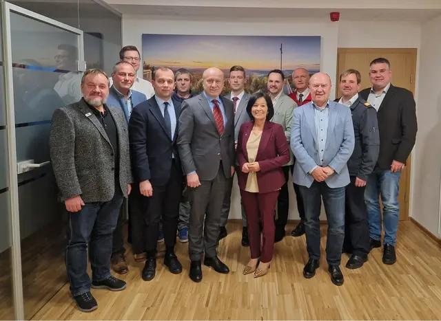 Der ukrainische Botschafter Vasyl Khymynets mit Bundesrätin und Bürgermeisterin Margit Göll sowie Vertretern von Gemeinde und Einsatz- bzw. Hilfsorganisationen. | Foto: Gemeinde Moorbad Harbach