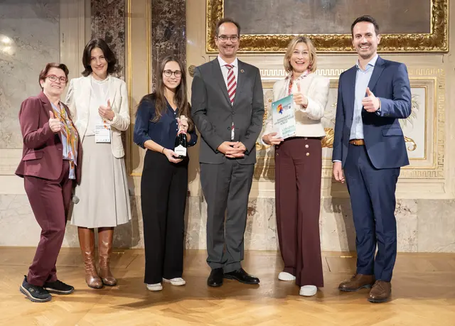 (v.l.n.r.) Karin Späth (eesi-Koordinatorin), Nina Brenner (Referatsleiterin kaufmännische Schulen im BMB), Isabella Haidl und Markus Schebella (Lehrer*in an der Maygasse Business Academy), Monika Wiercimak (Direktorin der Maygasse Business Academy), Christoph Wiederkehr (Neos, Bildungsminister) | Foto: Maygasse Business Academy