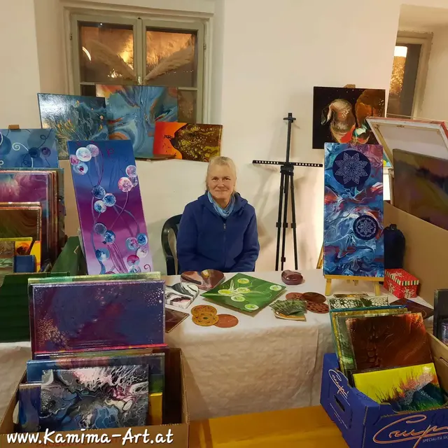 Karin Miltner mit ihrem Stand von "Kamima Art" war einer von 46 Kunsthandwerksständen am Burgadvent | Foto: Kamima-Art.at