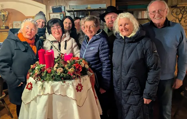 MItglieder vom Verein Kitzbühel Aktiv reisten zum Stötthamer Advent und besuchten dort unter anderem die Ausstellung von Mundmaler Paulus Ploier (www.paulus-art.at) | Foto: VKA