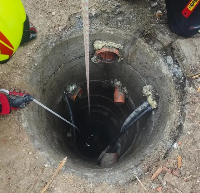 Der Verunglückte stand bis zur Brust im Brunnenwasser. | Foto: Feuerwehr Breitenbrunn
