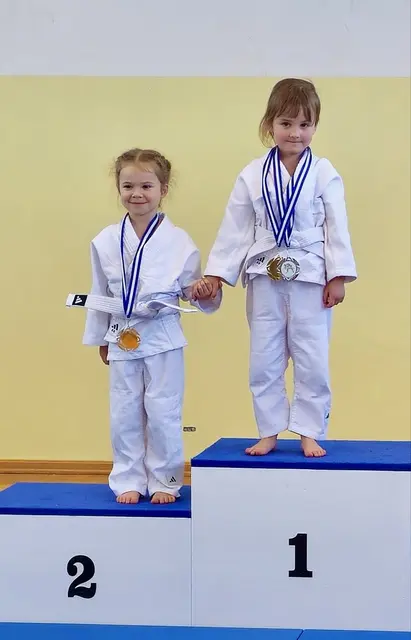 Zoe (li.) und Cataleya (re.) auf dem Podest. | Foto: Judo Team Wängle