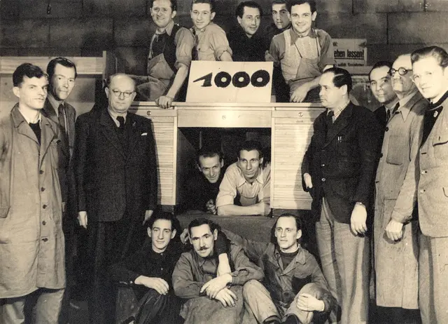 Große Freude über den 1.000 verkauften Schreibtisch. | Foto: neudoerfler Archiv