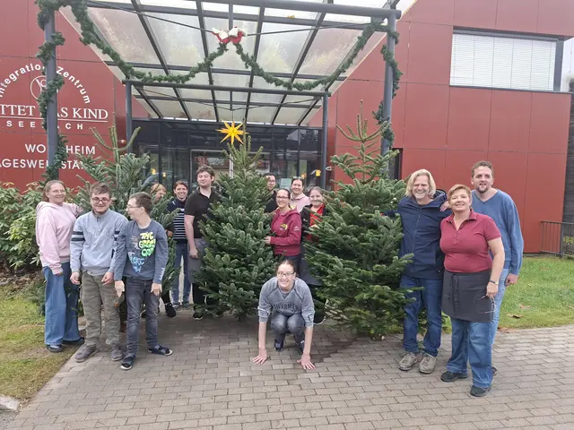 v.l.: Tamara Miggitsch (Leitung Tageswerkstätte), Julian, David, Jennifer (Klientinnen), Cornelia Jauer (Begleiterin), Tobias (Jugendlicher in Ausbildung), Anna-Lena und Thomas (Klientinnen), Alexandra Bodner (Küchenleitung), Daniela Unterzaucher (Begleiterin), Anella (Jugendliche in Ausbildung), Karl Winkler (Garten und Floristik Winkler), Gabriele Hinteregger (Begleiterin), Karim (Klient)  | Foto: Integrationszentrum Seebach