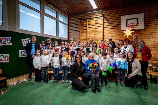 Hoher Besuch in der VS Magdalen.  | Foto: Karin Wernig 