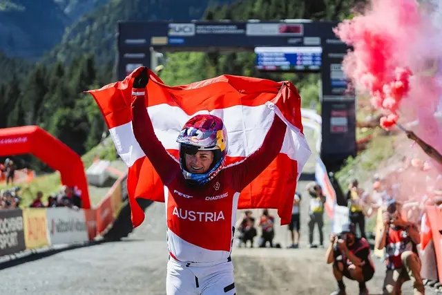 Nachdem Vali Höll im Ziel realisiert hatte, dass sie Weltmeisterin wurde, war die Erleichterung sowie der Jubel groß. | Foto: Cycling Austria