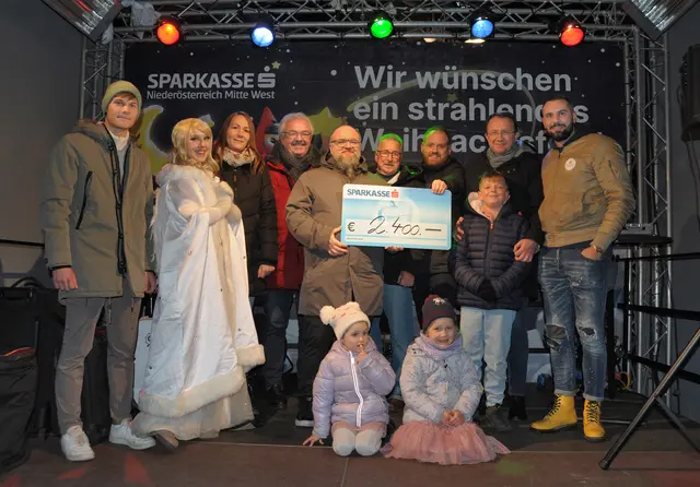 Der Scheck über 2.400 Euro wurde im Beisein einiger Sponsor:innen und des Bürgermeisters am Christkindlmarkt der Sozialhilfe übergeben. | Foto: Wolfgang Mayer